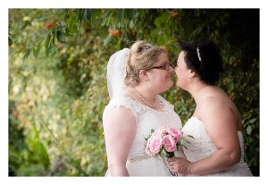brides kiss