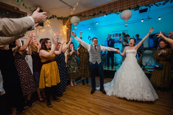 newlyweds sing on the dancefloor during their first dance